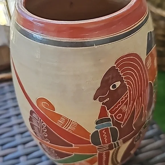 Vintage CENTRAL AMERICAN ART POTTERY VASE w/Etched Polychromatic Natives - Picture 5 of 9